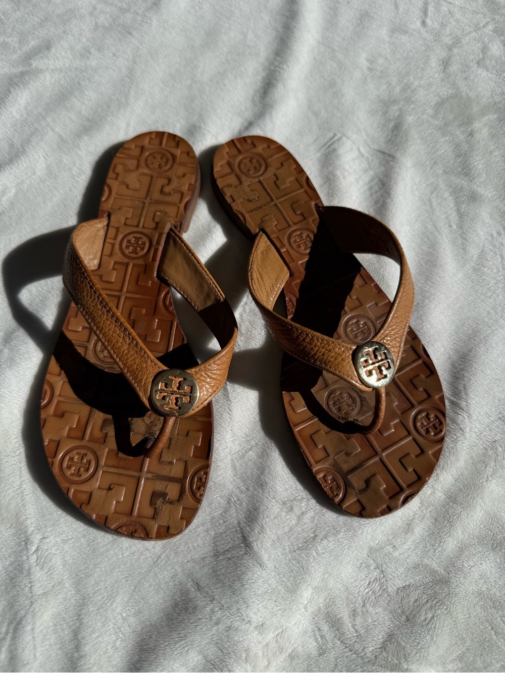 TORY BURCH Women’s 6 Thora Embossed Tan Gold Logo Leather Flip Flops Sandals